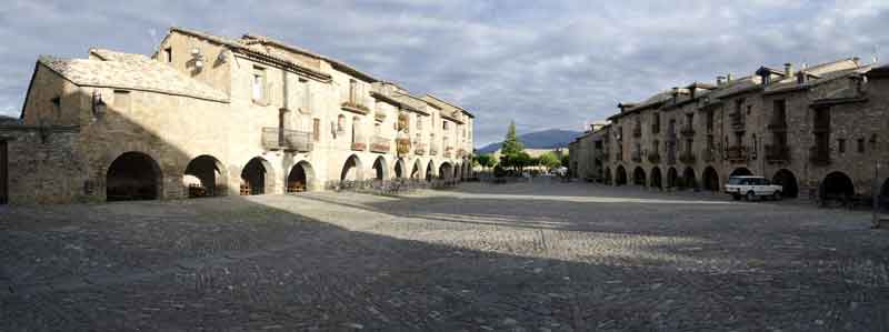 Huesca - Ainsa 01 - plaza Mayor.jpg